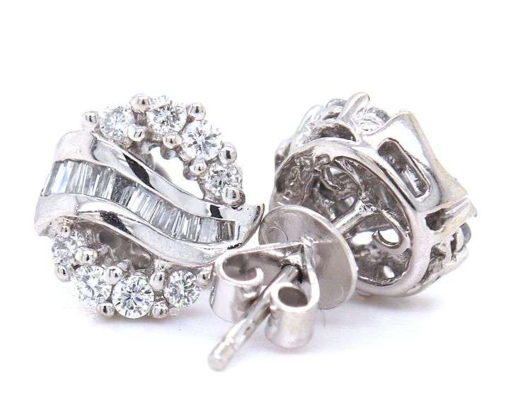 18kt White gold baguette and RBC diamond earrings