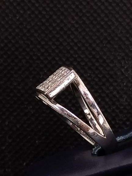 A STUNNING 18K WHITE GOLD RING WITH 40 PRINCESS CUT DIAMONDS