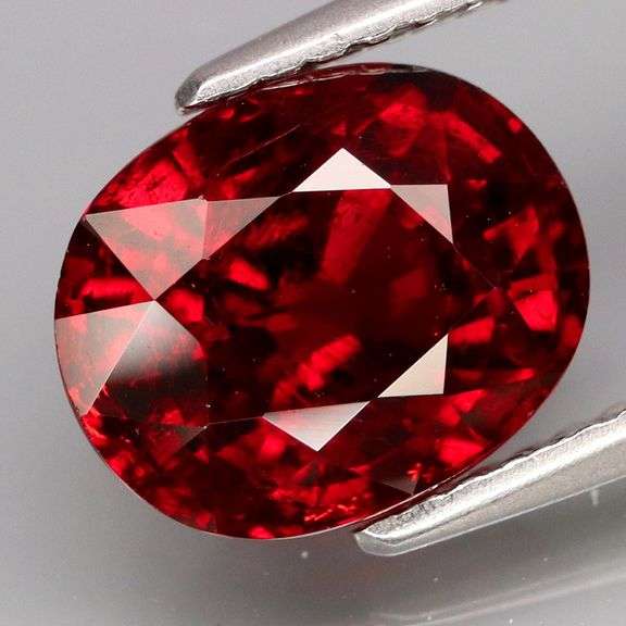 Glittering! 3.83ct red Spessartite garnet