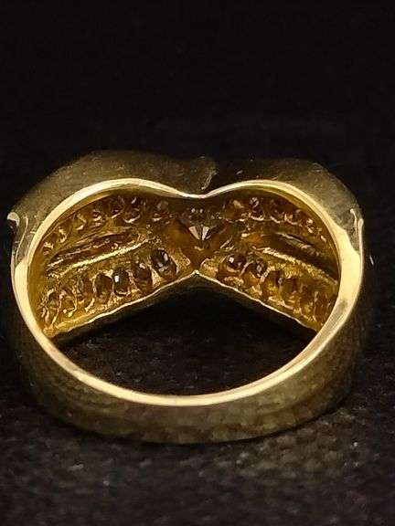 A DAZZLING 14K YELLOW GOLD RING WITH PRINCESS CUT AND BAGUETTES