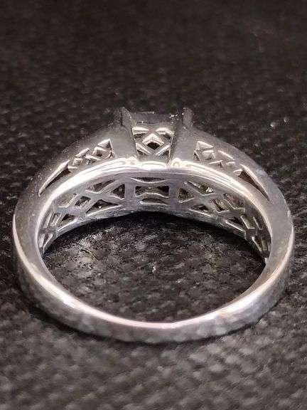 A STUNNING 14K SOLID WHITE GOLD RING WITH PRINCESS CUT DIAMONDS