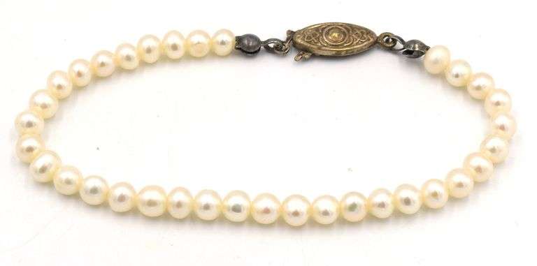 Group lot of mixed jewelry