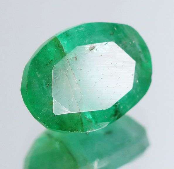 Fantastic color! 2.17ct vibrant green Colombian Emerald