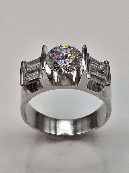 Mens Sparkling 2.75 Ct VVs1 White Fire Moisanite Ring