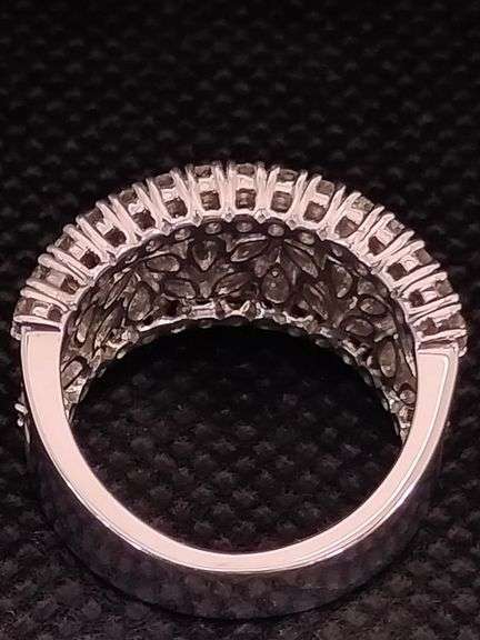 A UNIQUE 18K WHITE GOLD RING WITH MARQUISE AND BRILLIANTS