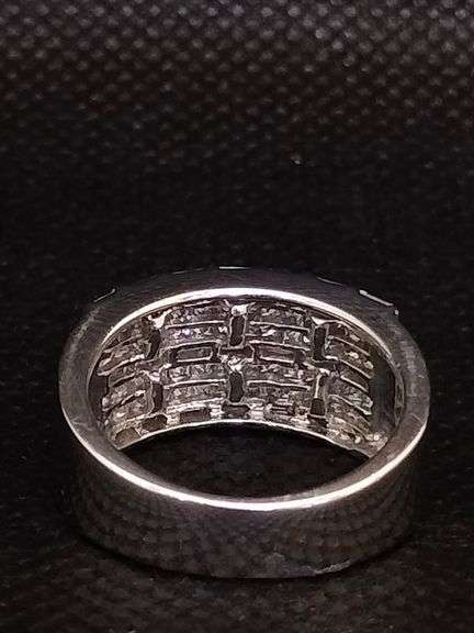 AN ELEGANT 18K WHITE GOLD RING WITH PRINCESS CUTS AND BAGUETTES