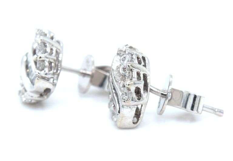 18kt White gold baguette and RBC diamond earrings