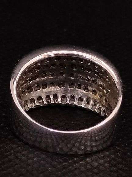 A TIMELESS UNISEX RING IN 14K WHITE GOLD WITH PRINCESS CUTS AND BAGUETTES