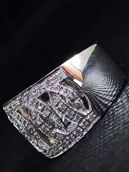 A GORGEOUS 18K WHITE GOLD RING WITH BRILLIANT ROUND CUT DIAMONDS.