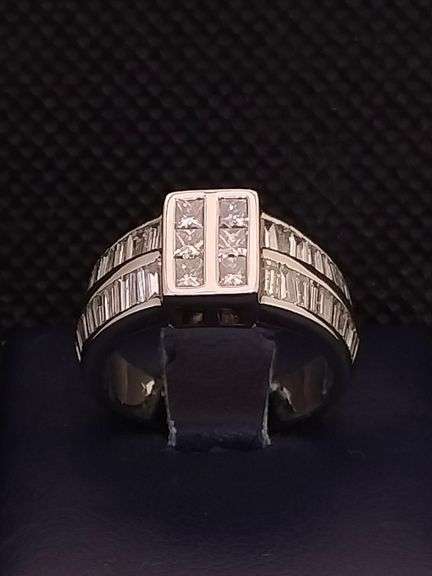 A MAGNIFICENT 14K WHITE GOLD RING WITH PRINCESS CUTS AND BAGUETTES