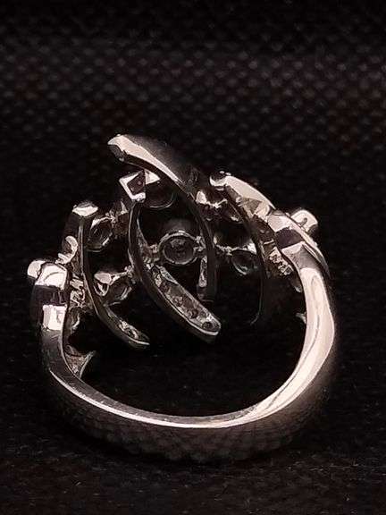 AN ELEGANT COCKTAIL RING IN 18K WHITE GOLD WITH BRILLIANT CUT DIAMONDS