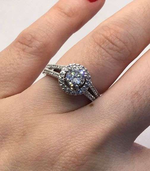 GORGEOUS 14K WHITE GOLD HALO SET DIAMOND ENGAGEMENT RING