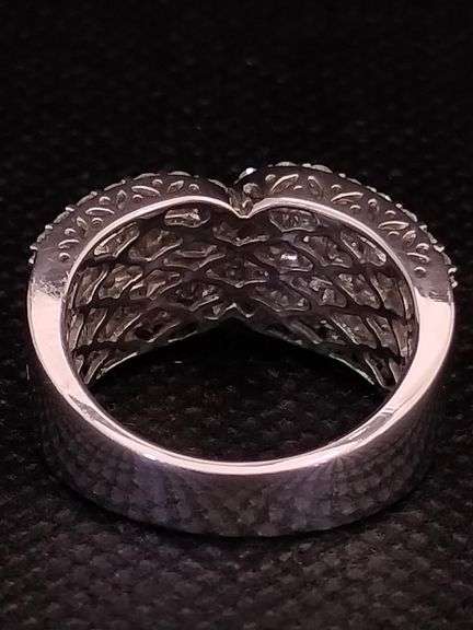 A GLEAMING 18K WHITE GOLD RING WITH BRILLIANT ROUND DIAMONDS AND BAGUETTES