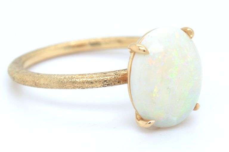 18kt Yellow gold oval Opal stone finish ring