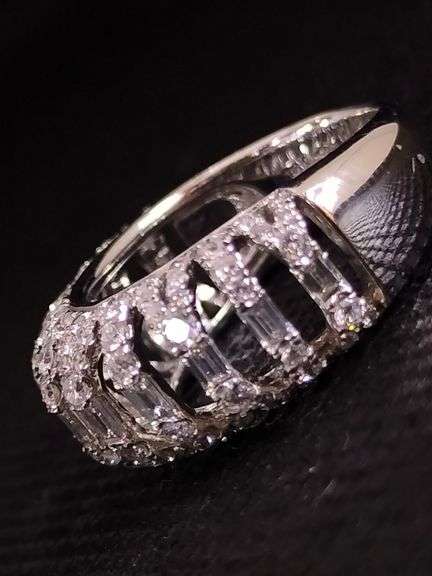 A DAZZLING 18K WHITE GOLD RING WITH ROUNDS AND BAGGUETTES