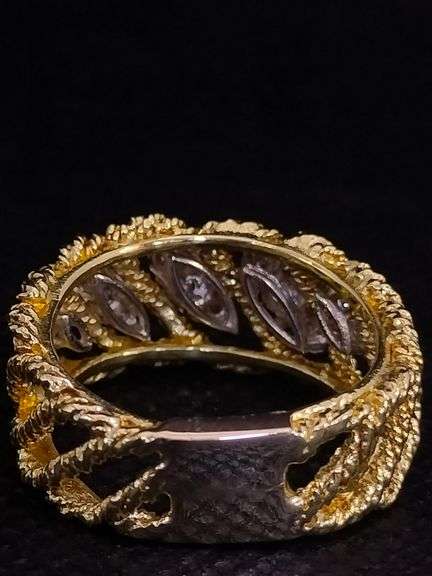 AN ELEGANT 18K SOLID YELLOW GOLD RING WITH BRILLIANT ROUND CUT DIAMONDS