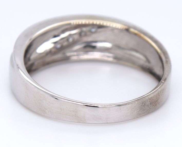 Gent's diamond ring in white gold