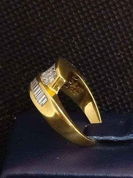 A STUNNING 14K SOLID YELLOW GOLD RING WITH PRINCESS CUTS AND BAGUETTES