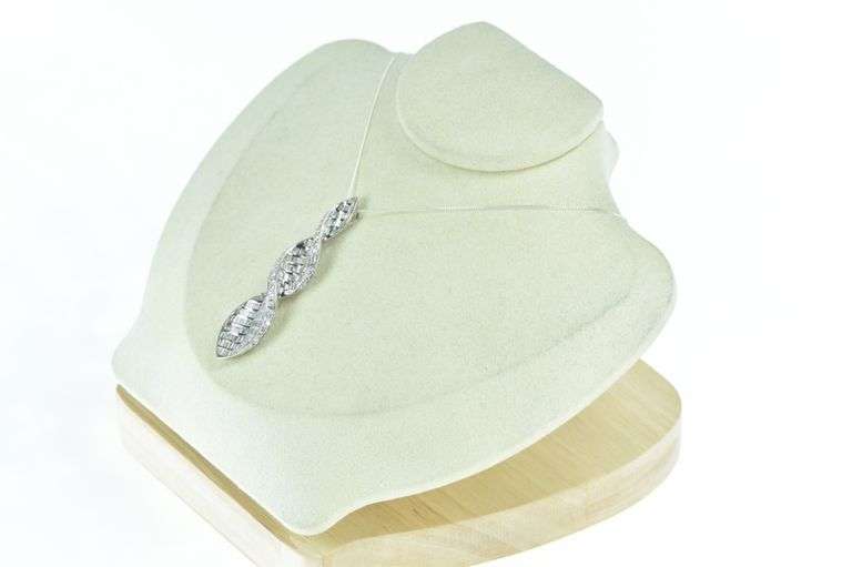 18K White Gold 4.00 Ctw Baguette Diamond Twist Pendant