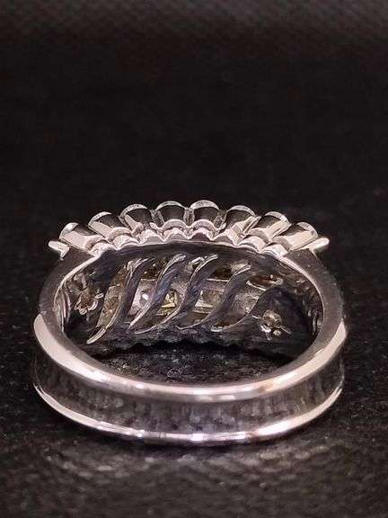 AN ALLURING 18K WHITE GOLD RING WITH PRINCESS CUTS AND BRILLIANTS