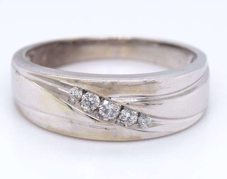 Gent's diamond ring in white gold