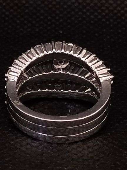 AN EXQUISITE 14K WHITE GOLD RING WITH A BLUE BRILLIANT CUT