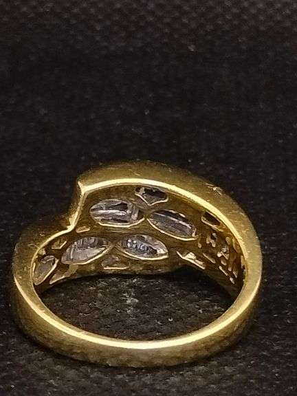 A STUNNING 14K SOLID YELLOW GOLD RING WITH PRINCESS CUTS AND BAGUETTES