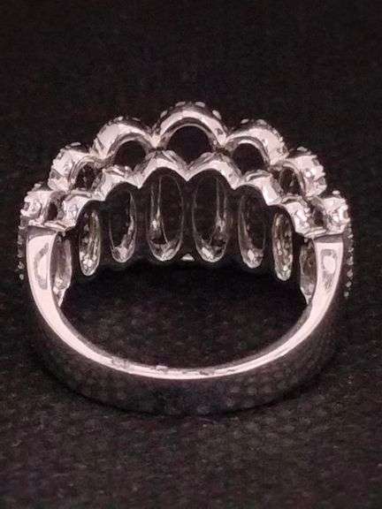 A DELICATE 14K WHITE GOLD RING WITH BRILLIANT ROUND DIAMONDS