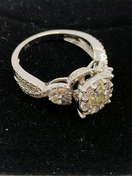 ILLUSION OF SPLENDOR: 1.5 CTW DIAMOND RING IN 14K WHITE GOLD