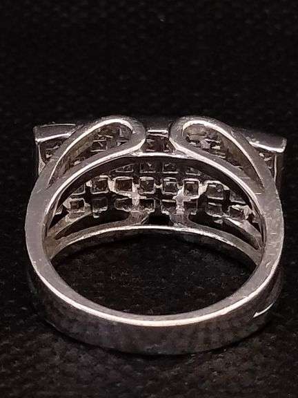 A STUNNING 18K WHITE GOLD RING WITH 40 PRINCESS CUT DIAMONDS
