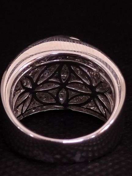 AN ELEGANT 18K WHITE GOLD RING WITH BRILLIANTS AND BAGUETTES