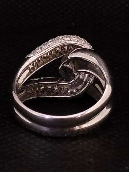 A MAGNIFICENT 14K WHITE GOLD RING WITH INTERTWINED LOOPS
