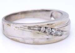 Gent's diamond ring in white gold