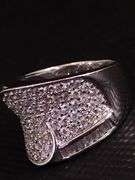 AN ELEGANT 18K WHITE GOLD RING WITH BRILLIANTS AND BAGUETTES