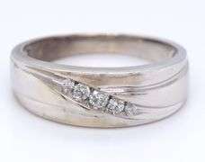 Gent's diamond ring in white gold