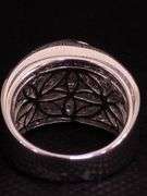 AN ELEGANT 18K WHITE GOLD RING WITH BRILLIANTS AND BAGUETTES