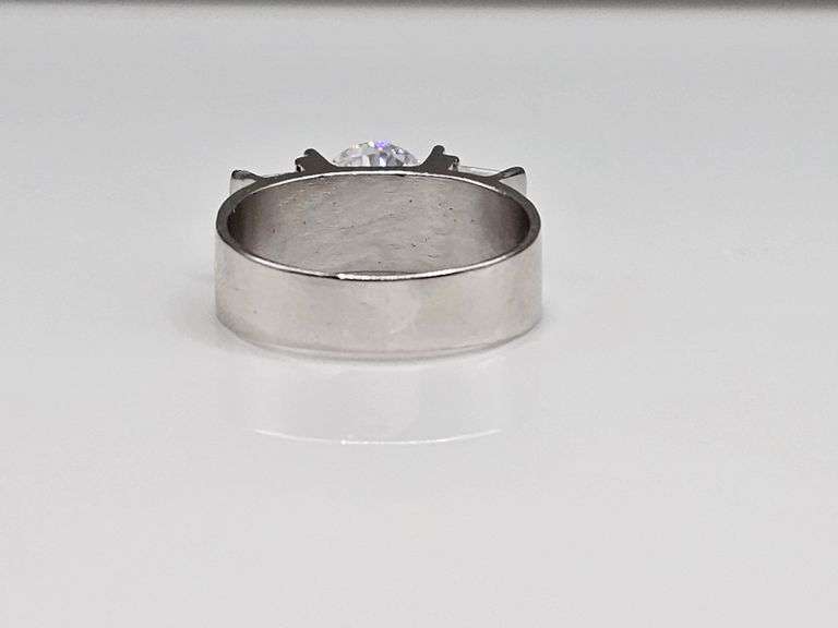 Mens Sparkling 2.5 Ct VVs1 White Fire Moisanite Ring