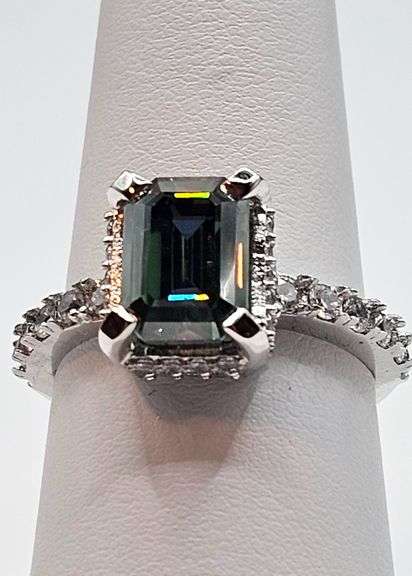 14 Kt White Gold 4.5 Ct VVs1 Emerald Green Fire Moissanite Ring