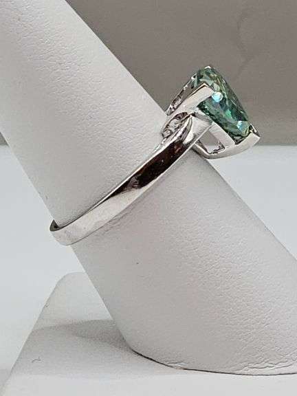 Sparkling 2.25 Ct VVs1 Trillion Cut Emerald Green Moissanite Ring