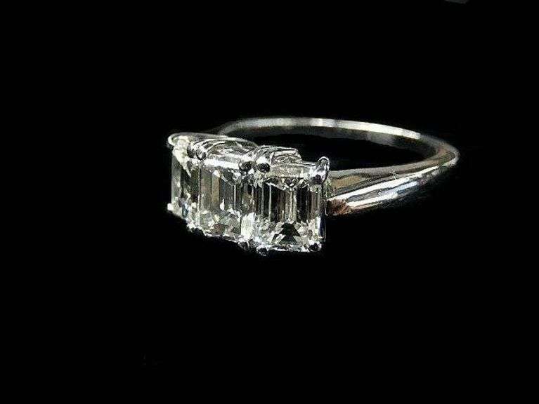 Sparkling 14 Kt White Gold Plate 3.05 Ct VVs1 F-G Simulated Diamond Ring