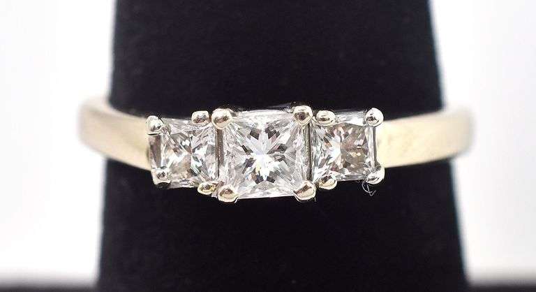 Beautiful 14K White Gold Diamond Ring