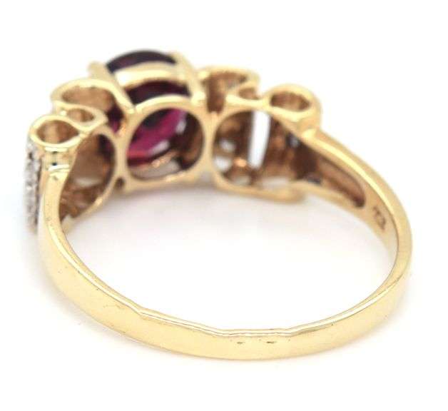 Garnet and diamond scalloped ring in yellow gold
