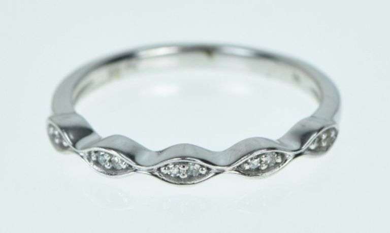 10K White Gold Scalloped Diamond Classic Wedding Band Ring