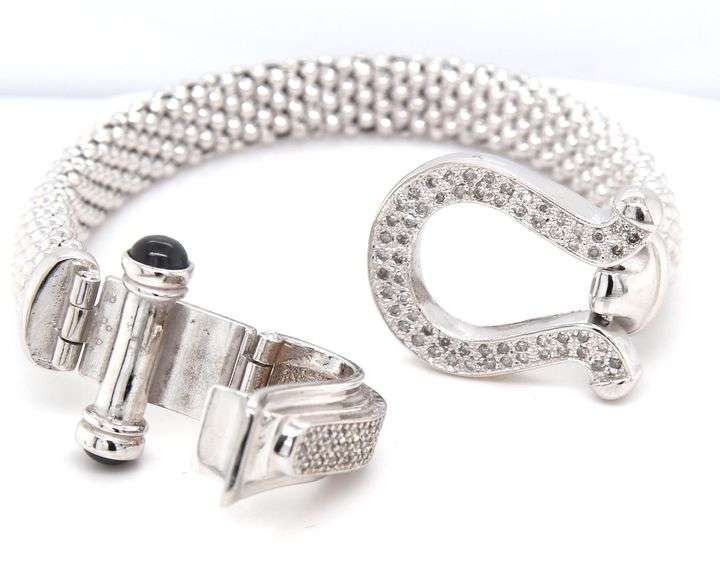 Set of diamond horseshoe clasp mesh necklace and bracelet