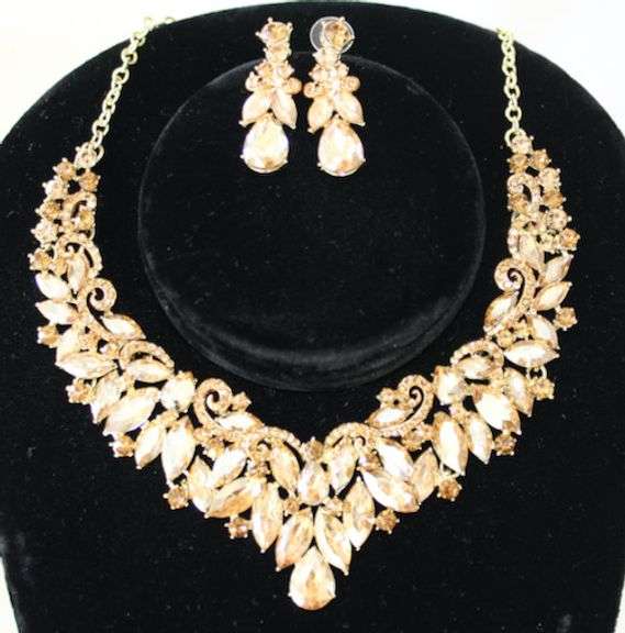 Set Of Fashion Jewelry Neck Lace And Earrings
