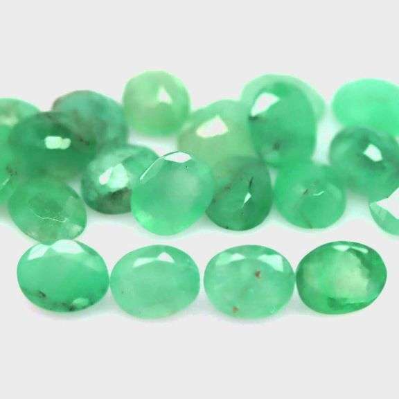 Bright emerald green 5.25ct 19pc emerald set