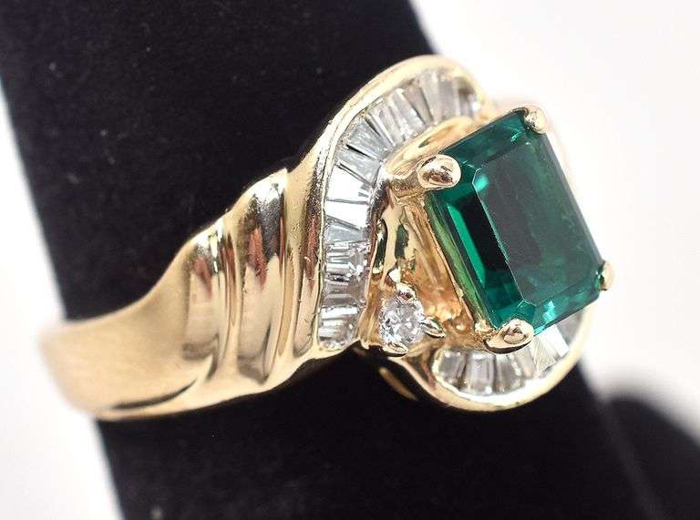 Beautiful 14K Yellow Gold Diamond and Emerald Gemstone Ring
