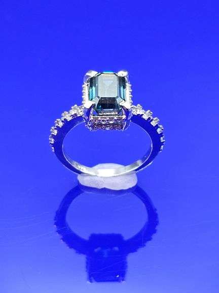 14 Kt White Gold 4.5 Ct VVs1 Emerald Green Fire Moissanite Ring