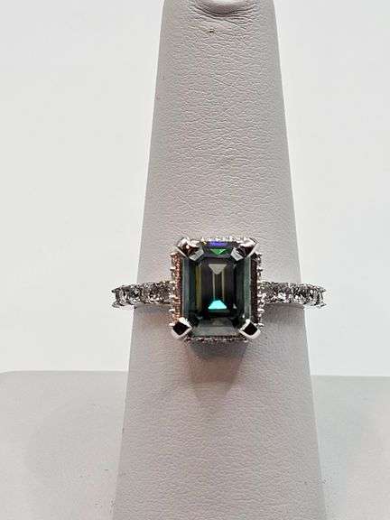14 Kt White Gold 4.5 Ct VVs1 Emerald Green Fire Moissanite Ring