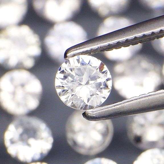 Heated only 3.65ct diamond white Sapphire set